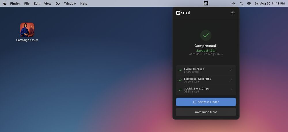 Smols macOS-Menüleisten-Dropdown meldet drei komprimierte Dateien und 81,6 % Ersparnis, 48,7 MB auf 9,0 MB, mit Ersparnis je Datei und einem Knopf „Im Finder zeigen“.